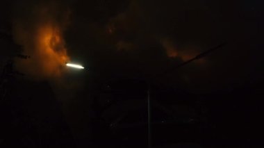 Ateşle. Otoparkta araba alev aldı..