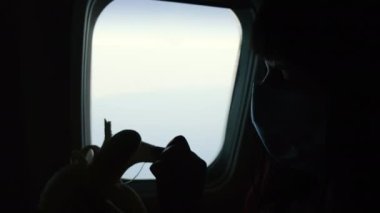 Virüs. Kadın tıbbi maskesini çıkarıp muz yiyor..