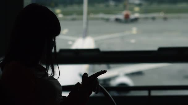Вірус Жінка Медичній Масці Чекає Рейс Літака Аеропорту — стокове відео