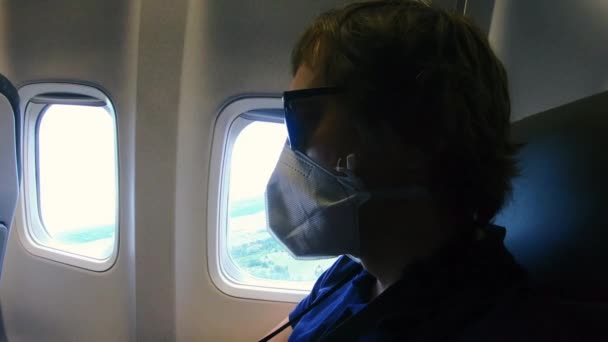 Virus Muž Letí Letadle Lékařské Masce — Stock video