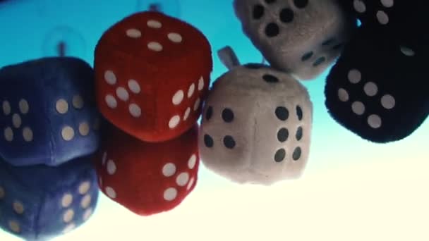 Oyun Zarları Zar Şeklinde Oyuncaklar Arabanın Camında Asılı — Stok video