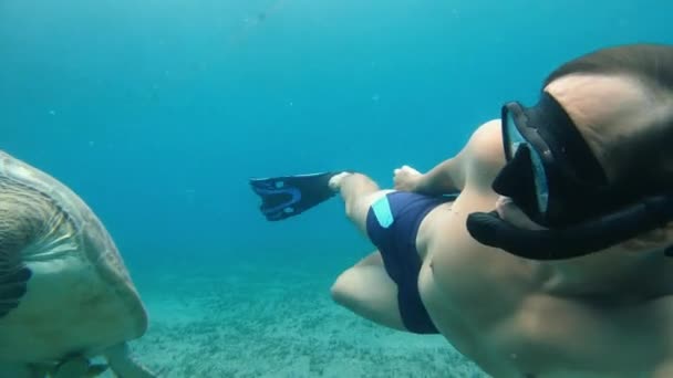 Meer Ein Mann Mit Unterwassermaske Und Flossen Schwimmt Meer Neben — Stockvideo