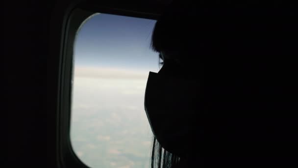 Virus Seorang Wanita Terbang Pesawat Memakai Masker Medis — Stok Video