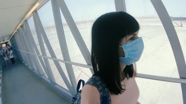 Aeropuerto Una Mujer Con Una Máscara Médica Camina Por Sala — Vídeos de Stock