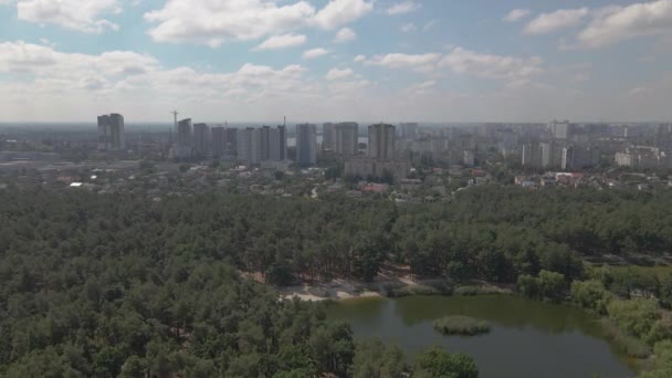 自然と都市 市内の背景に松公園 キエフ ウクライナだ 空中風景 — ストック動画