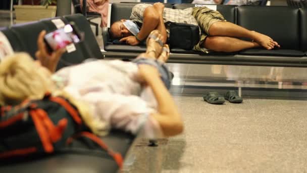 Virus Hombre Con Una Máscara Médica Está Esperando Vuelo Aeropuerto — Vídeo de stock