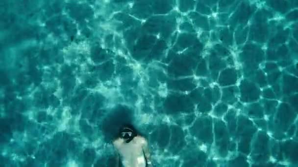 Θάλασσα Ένας Άντρας Υποβρύχια Μάσκα Και Πτερύγια Κολυμπάει Στη Θάλασσα — Αρχείο Βίντεο