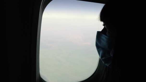 Virus Kvinna Flyger Ett Flygplan Med Medicinsk Mask — Stockvideo