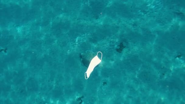 Tıbbi Maske Tıbbi Bir Maske Denizde Yüzer Arka Planda Büyük — Stok video