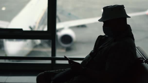 Vírus Homem Com Máscara Médica Está Espera Voo Avião Aeroporto — Vídeo de Stock