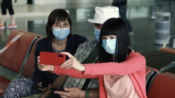Virus People Medical Mask Take Pictures Themselves Phone — Stock Video