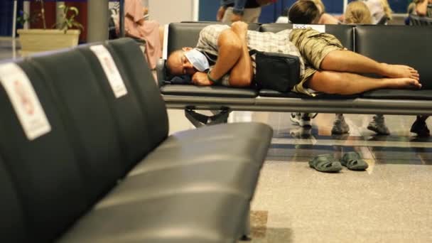 Virus Hombre Con Una Máscara Médica Está Esperando Vuelo Aeropuerto — Vídeo de stock