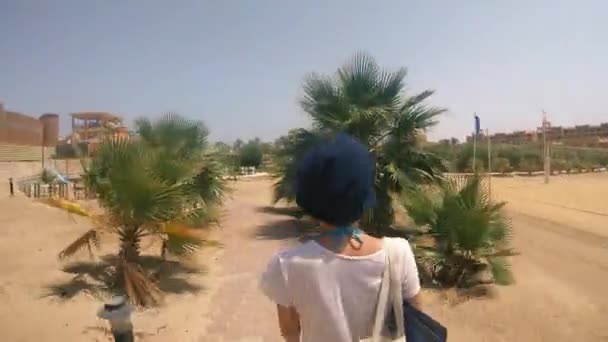 パンデミックだ エジプトの空のリゾートホテルを歩く女性 — ストック動画
