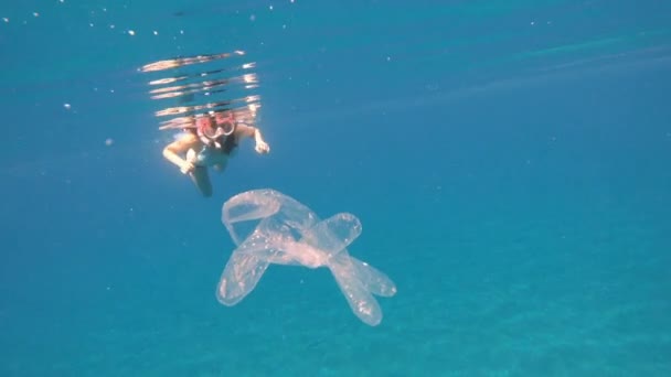 Virus Ein Medizinhandschuh Schwimmt Meer Vor Dem Hintergrund Einer Vorbeifahrenden — Stockvideo