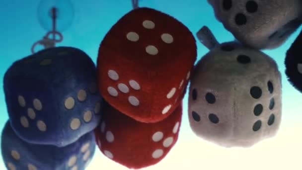 Würfelspiel Würfelförmiges Spielzeug Hängt Der Windschutzscheibe Eines Autos — Stockvideo