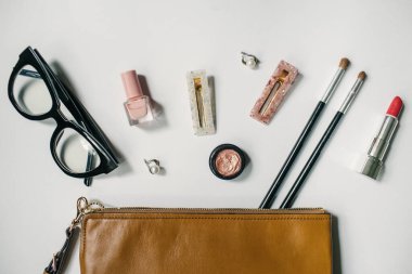 Gölgeler, fırçalar, gözlükler, fırçalar, beyaz arka planda poz. Kadın çantalarının içindekiler. Makyaj çantası ve kozmetik. Düz yatıyordu. Yüksek kalite fotoğraf