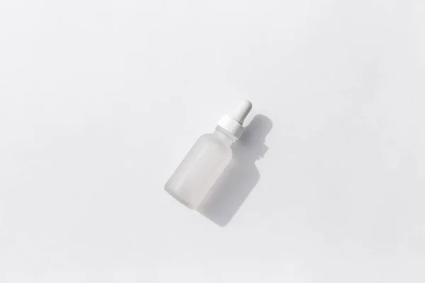 白を基調としたピペット入りのグラスボトル トップビュー フラットレイアウト コピースペース — ストック写真