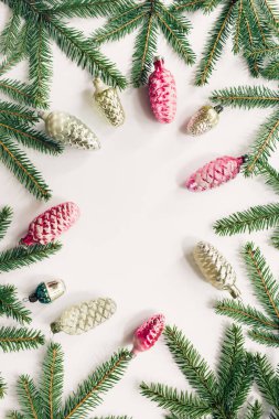 Noel tatili arkaplanı ve metin için fotokopi alanı. Düz konum, üst görünüm, kopyalama alanı. Köknar dalları ve Noel oyuncakları çerçevesi.