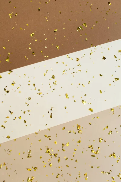 アースブラウン ベージュ ホワイトペーパーの幾何学的なトレンディーな背景に黄金のコンフェッティ お祭りの休日の背景 誕生日おめでとうクリスマス新年 フラットレイアウト トップビュー コピースペース — ストック写真