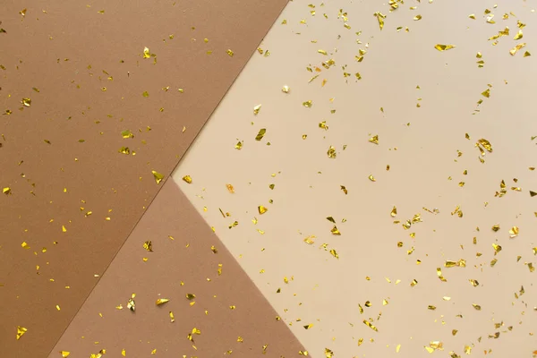 Confeti Dorado Sobre Fondo Moda Geométrica Papel Marrón Beige Terroso —  Fotos de Stock