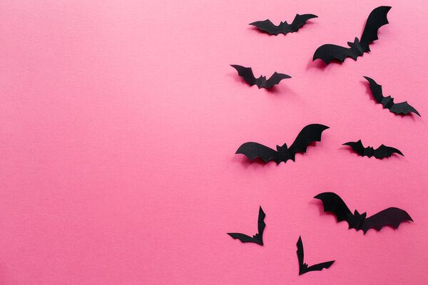 Хэллоуин украшения с летучих мышей на розовом фоне. Концепция Хэллоуина. Плоская кладка, вид сверху, копировальное пространство