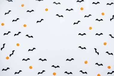 Gri arka planda balkabağı ve yarasalarla Cadılar Bayramı süslemeleri. Cadılar Bayramı konsepti Düz konum, üst görünüm, kopyalama alanı