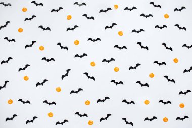 Gri arka planda balkabağı ve yarasalarla Cadılar Bayramı süslemeleri. Cadılar Bayramı konsepti Düz yatış, üst görünüm