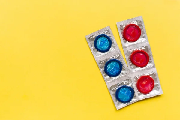 Composição Com Preservativos Coloridos Sobre Fundo Amarelo Sexo Seguro Conceito — Fotografia de Stock