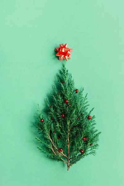 Weihnachtsbaum Auf Grünem Hintergrund Trendy Minimalistisches Neujahrskonzept Flache Lage Draufsicht — Stockfoto