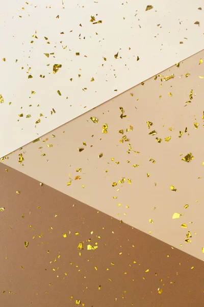 Confete Dourado Sobre Terra Marrom Bege Branco Papel Geométrico Moderno — Fotografia de Stock