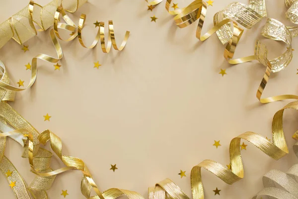 Confete Dourado Fitas Fundo Bege Composição Natal Fundo Festivo Férias — Fotografia de Stock