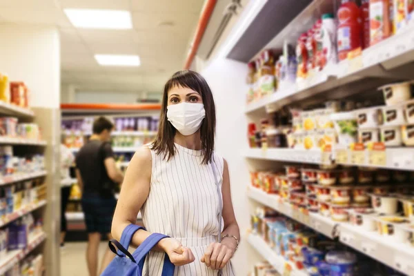 Alıcı koruyucu bir maske takıyor. Pandemik koronavirüs sırasında zıplıyor.