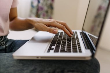 Laptopumla dizüstü bilgisayarımı kapatıp e-posta yazıyorum. Uzaktan kumandayı yapıyorum. Öğrenci sınavlarına evde hazırlanıyorum.