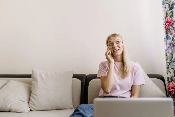 Freelancer Casual Sonriente Usando Teléfono Inteligente Portátil Mientras Está Sentado — Foto de Stock