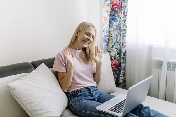 Sonriente Mujer Milenaria Sentarse Sofá Casa Hablar Videollamada Con Familiares — Foto de Stock