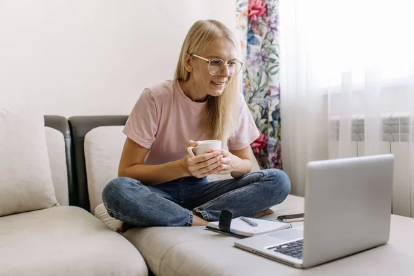 Mujer Joven Feliz Sentarse Sofá Sala Estar Navegar Por Internet — Foto de Stock