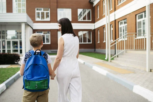 Hari Pertama Sekolah Ibu Memimpin Anak Laki Laki Sekolah Kelas — Stok Foto