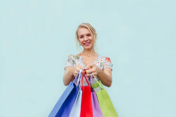 Bella Donna Che Indossa Vestito Con Borse Della Spesa Sfondo — Foto Stock