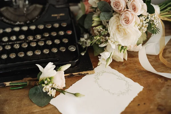 Menyasszonyi Csokor Írógép Meghívók Menyasszony Kiegészítői Esküvő Reggel Fénymásolási Hely — Stock Fotó