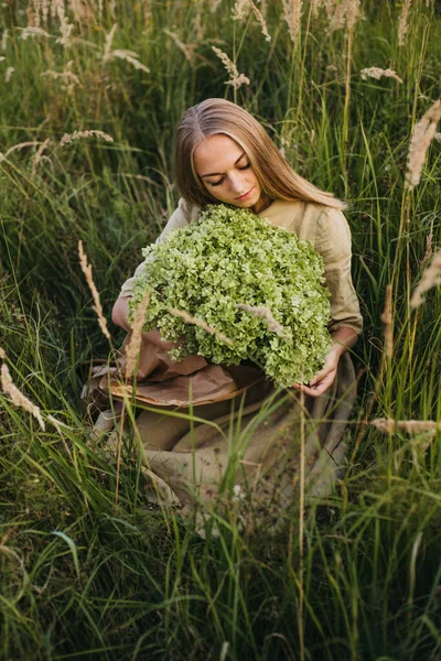Gyönyörű Lány Ruhában Kezében Egy Csokor Zöld Hortenziával Nyári Hangulat — Stock Fotó