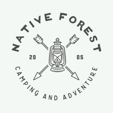 Vintage açık kamp ve macera logo, amblem, rozet, etiketleri işaretleyin OK ve lamba. Grafik sanatı. Vektör çizim. Tek renkli