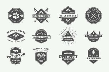 Vintage kamp açık kümesi ve macera logolar, rozetleri, etiketleri, amblemler, marka ve tasarım öğeleri. Grafik sanatı. Vektör çizim.