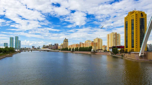 Astana şehir yaz günü. Yeşil nehir. Kazakistan 23.06.2018..