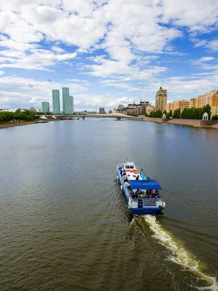 Astana şehir yaz günü. Yeşil nehir. Kazakistan 23.06.2018.