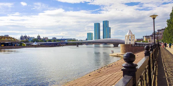 Astana şehir yaz günü. Yeşil nehir. Kazakistan 24.06.2018