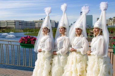 Kazakistan Astana şehir Ulusal giysilerle kızlarda.