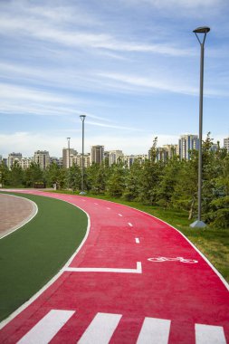 Motorlu trafiğinden ayrılmış ve Bisiklete binme için adanmış bir bikeway bir bisiklet yolu değil.