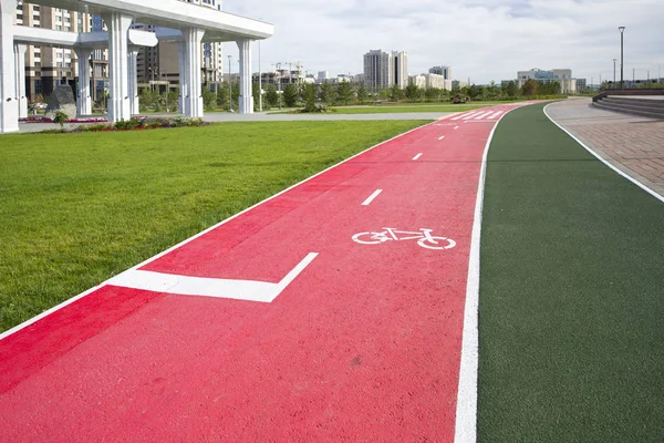 Motorlu trafiğinden ayrılmış ve Bisiklete binme için adanmış bir bikeway bir bisiklet yolu değil.