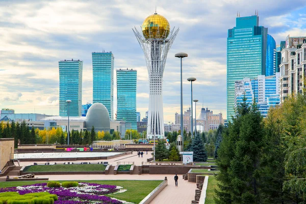 Nur-Sultan 'da (Astana) merkez bulval. Kazakistan. 