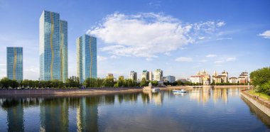 Kazakistan Cumhuriyeti 'nin başkenti Nur-Sultan (Astana), Ishim Nehri' nin pitoresk bir kıyısında yer almaktadır. Fotoğraf 06: 13 2020 'de çekildi.